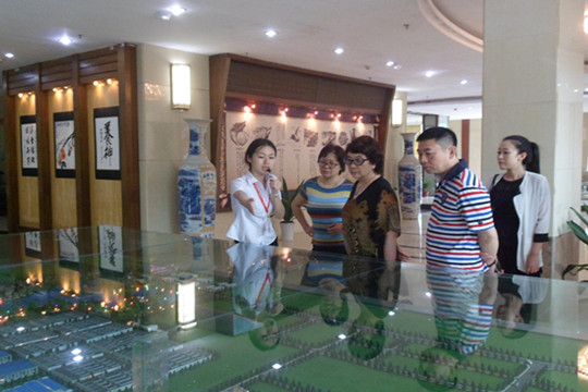 同路傳媒董事長呂璘一行來四特酒公司參觀學習